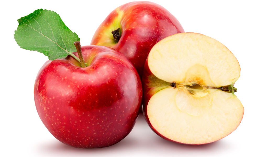 Сочные красные яблоки на белом фоне