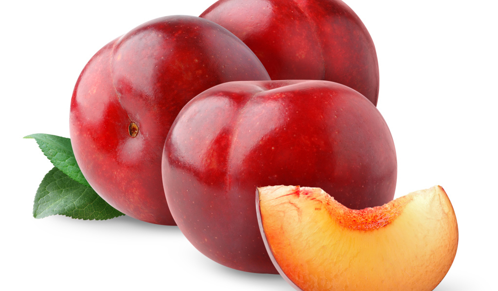 Сочные спелые розовые сливы на белом фоне