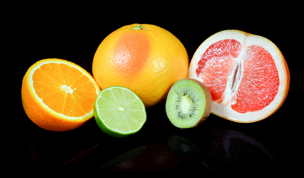 Апельсины, грейпфруты,  лайм и киви на черном фоне