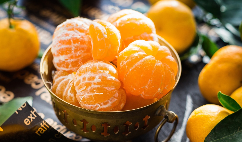 Очищенные мандарины на столе крупным планом