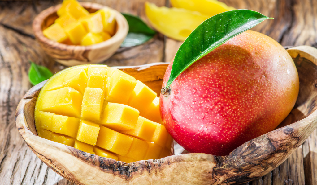 Очищенный манго на столе крупным планом