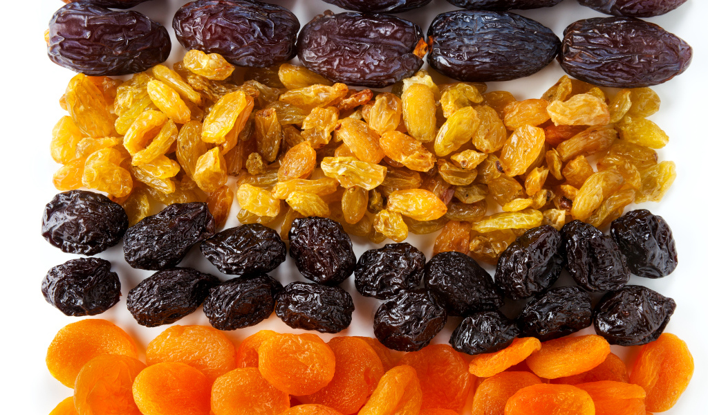 Изюм, чернослив, курага и финики на столе 