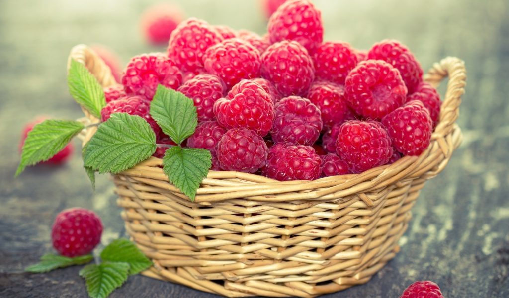 Спелая красная малина в корзине