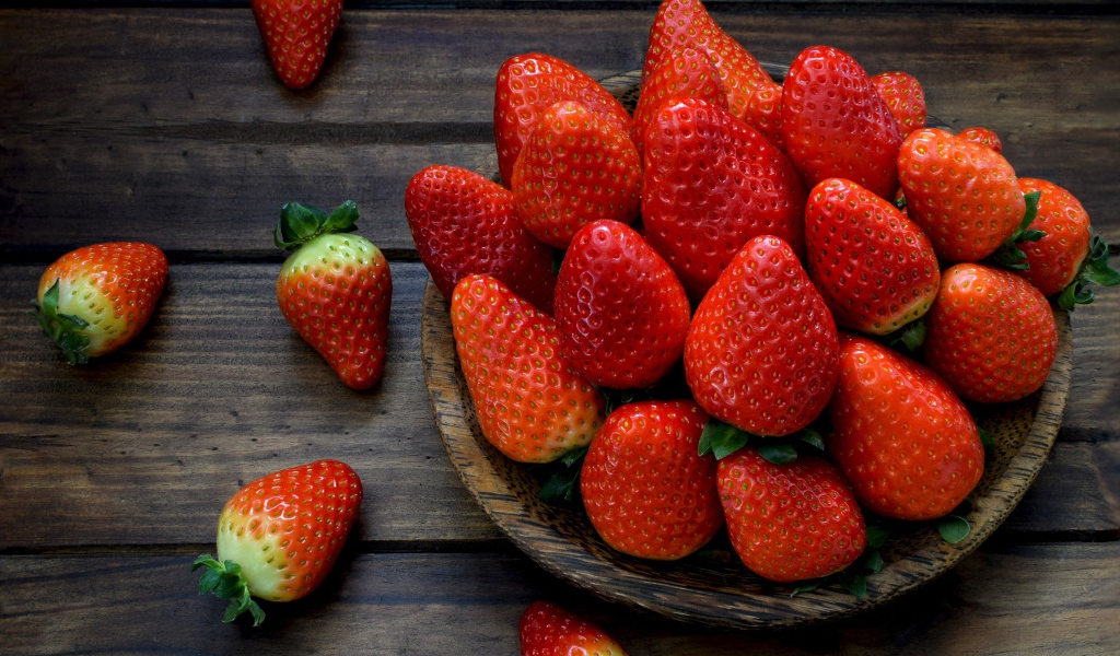 Спелая красная клубника на деревянном столе