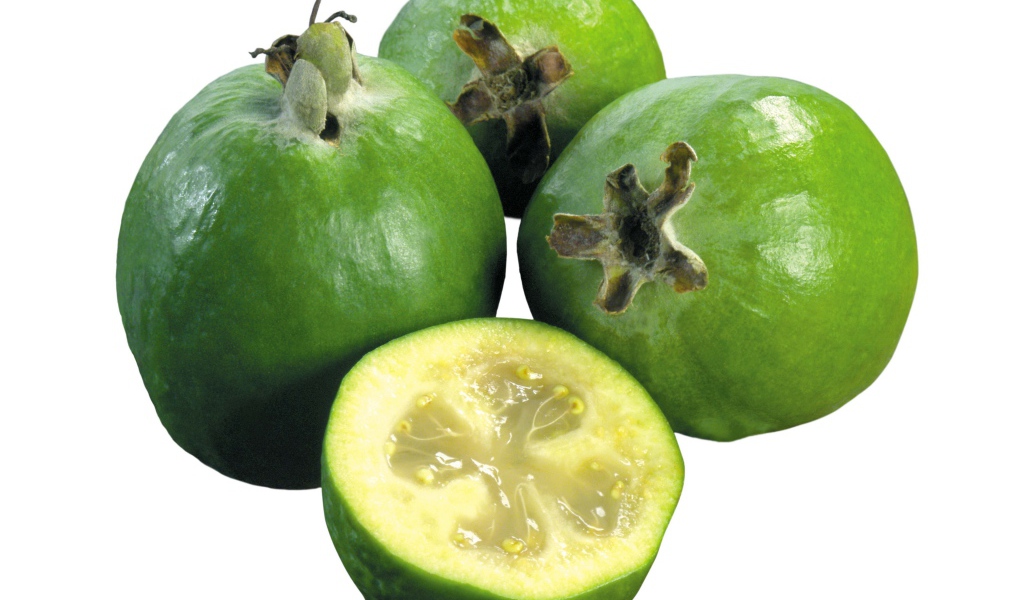 Спелые вкусные плоды фейхоа на белом фоне