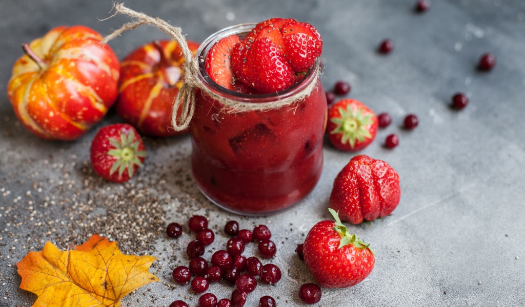 Клубничный смузи с ягодами клюквы