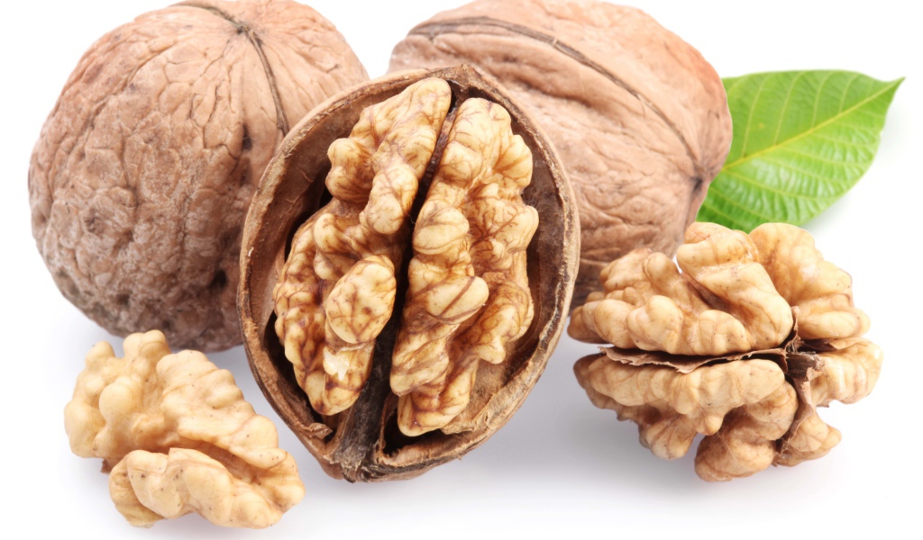 Грецкие орехи на белом фоне крупным планом