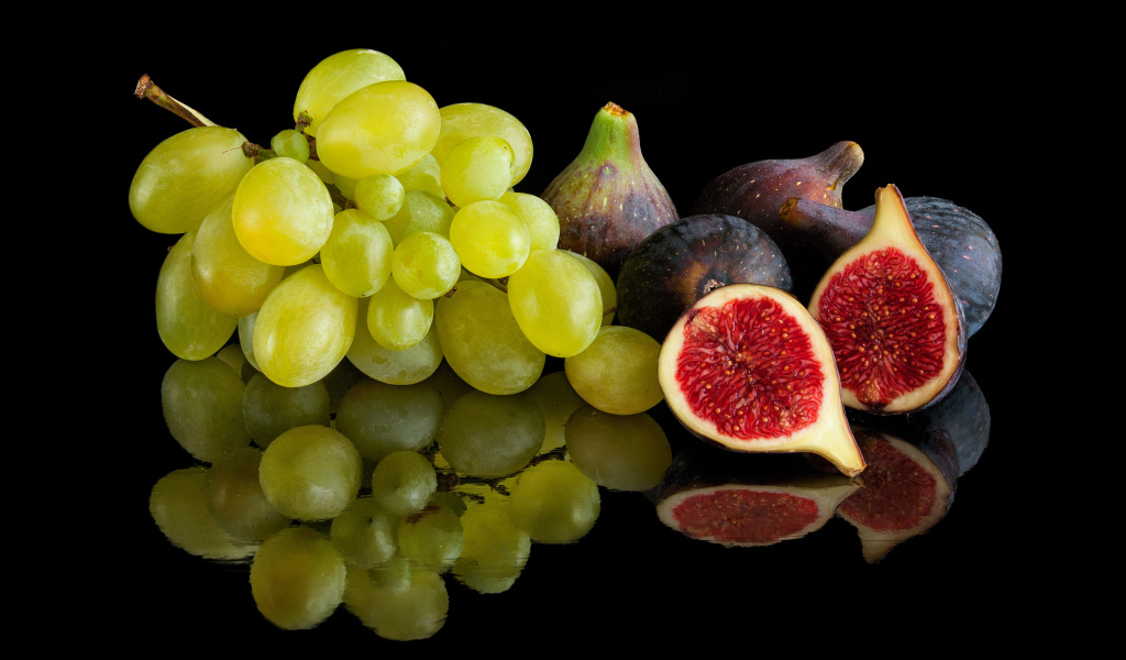 Белый виноград и инжир на черном фоне