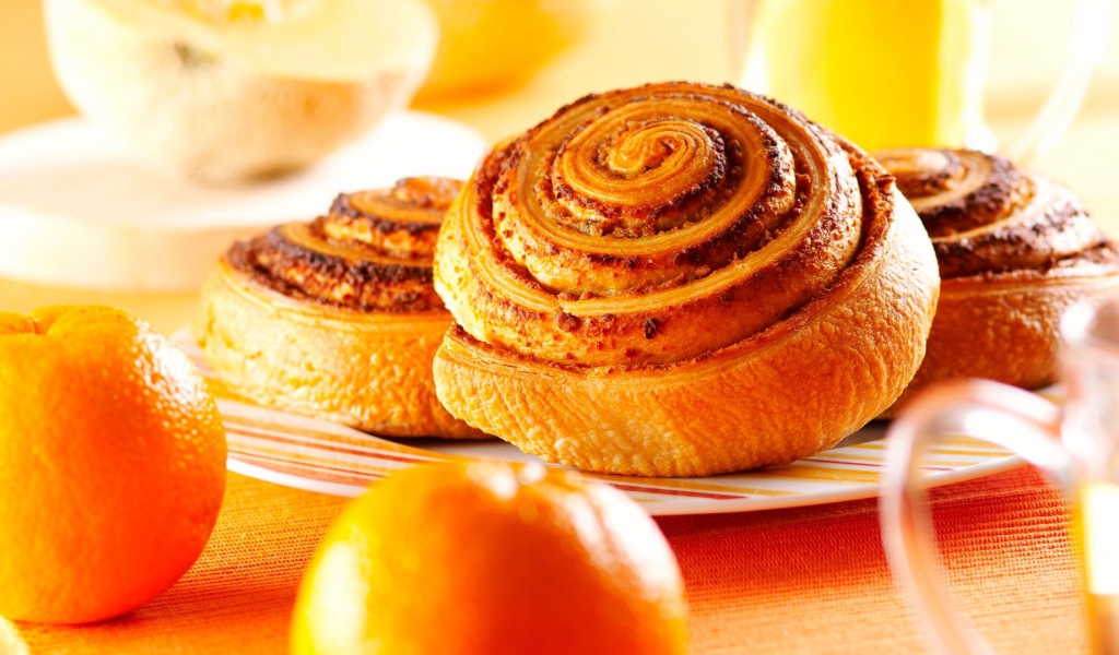 Аппетитные свежие булочки с апельсинами