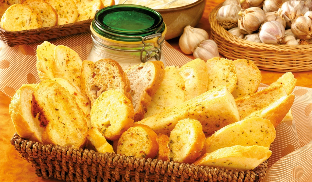Гренки на столе с чесноком и соусом