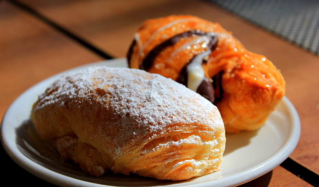 Свежие аппетитные булочки на белой тарелке