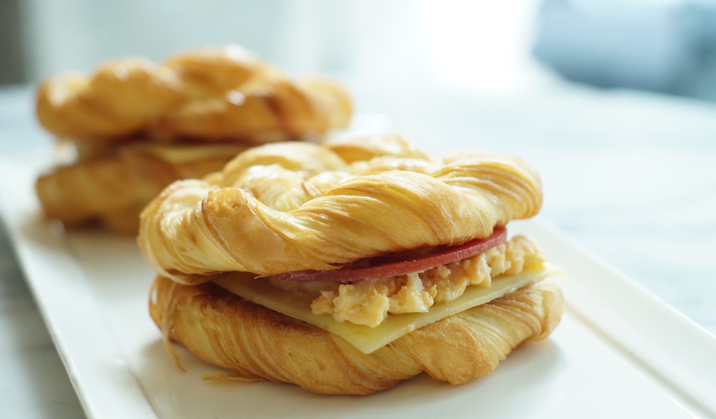 Две булочки с сыром и колбасой на столе