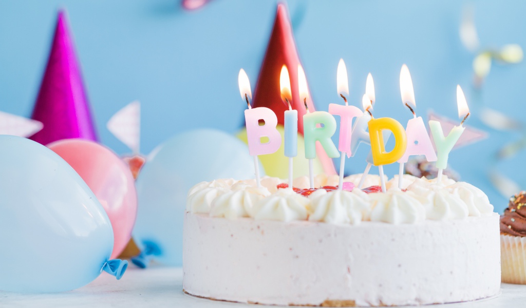 Красивый торт со свечами и шариками на день рождения