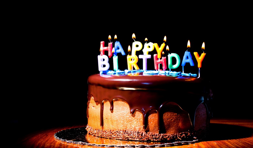 Красивый торт с шоколадной глазурью со свечками на день рождения