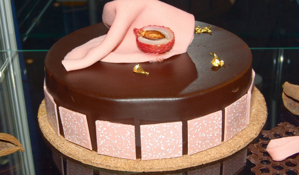Красивый шоколадный торт с розовыми вставками 