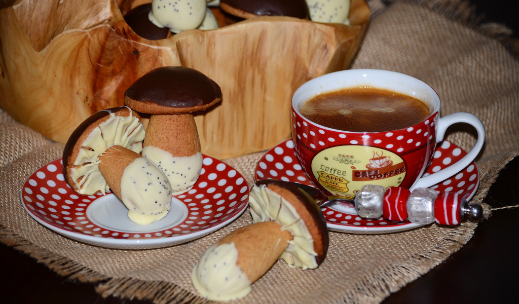 Чашка кофе на столе с печеньем грибочки 