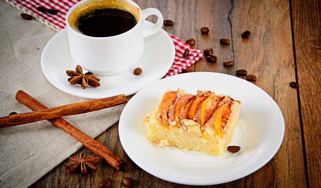 Чашка кофе на столе с кусочком пирога