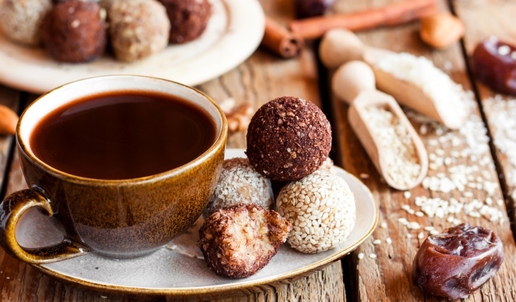 Большая чашка кофе с круглыми аппетитными конфетами