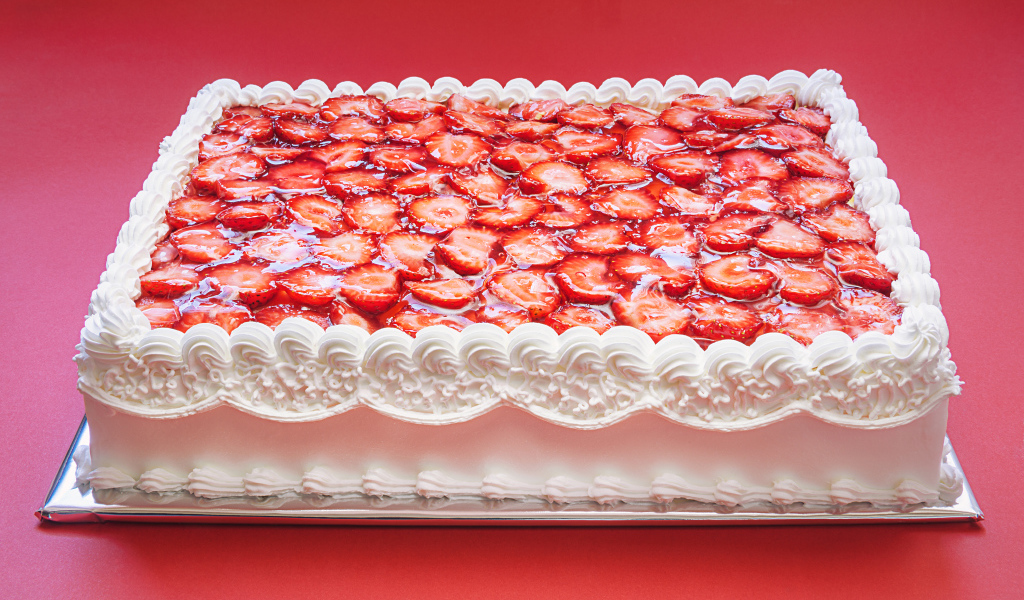 Большой праздничный торт с белым кремом и клубникой
