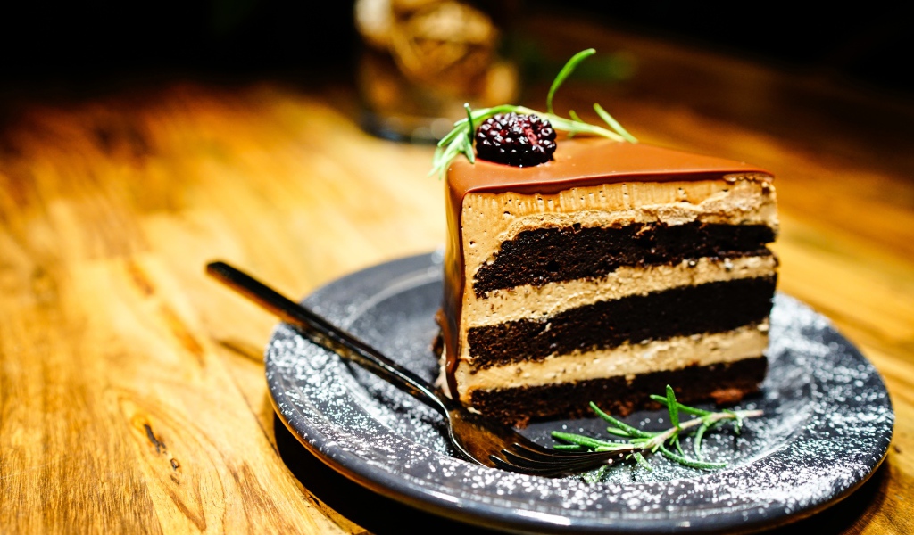 Кусок торта с черникой на тарелке 