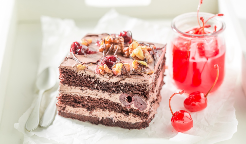 Кусок торта с консервированной вишней