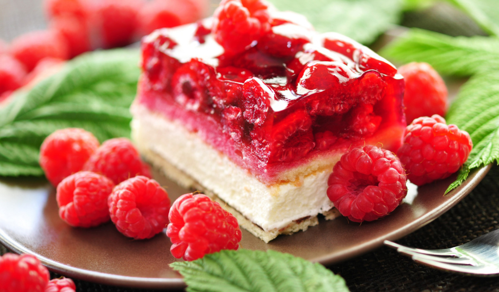 Кусок чизкейка с ягодами малины 