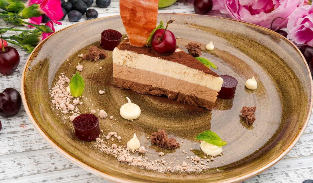 Кусок торта три шоколада на блюде 