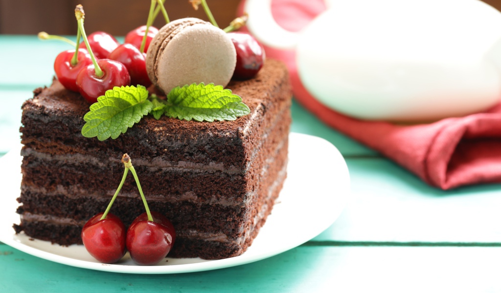 Кусок шоколадного торта с ягодами черешни 