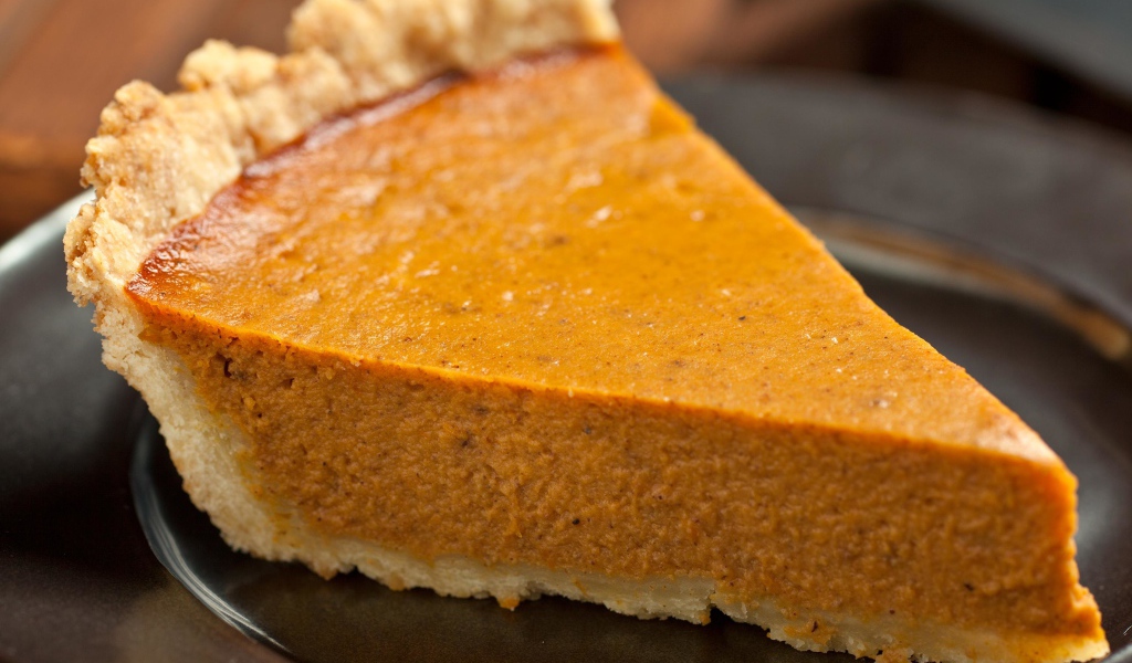 Кусок аппетитного тыквенного пирога на столе