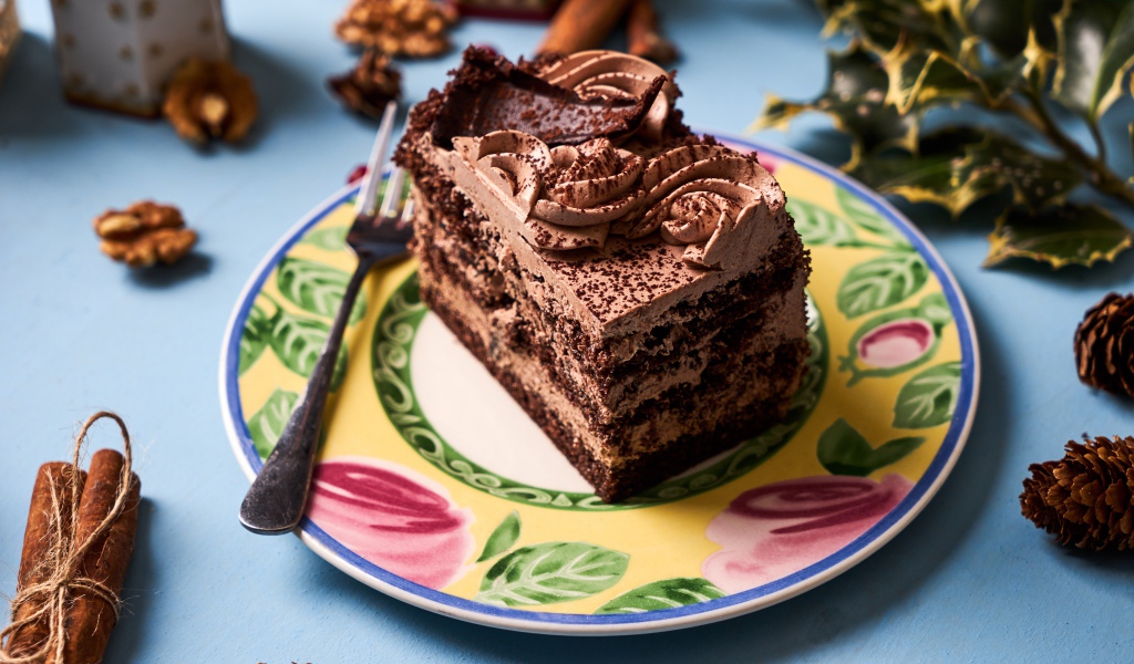 Кусок аппетитного торта с корицей на столе