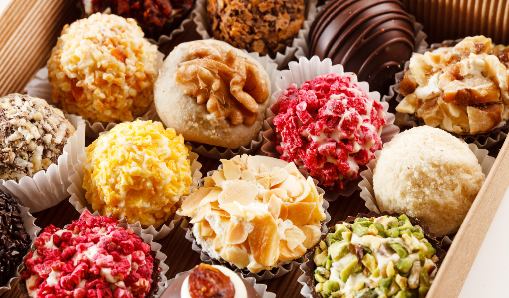 Аппетитные конфеты ассорти в коробке