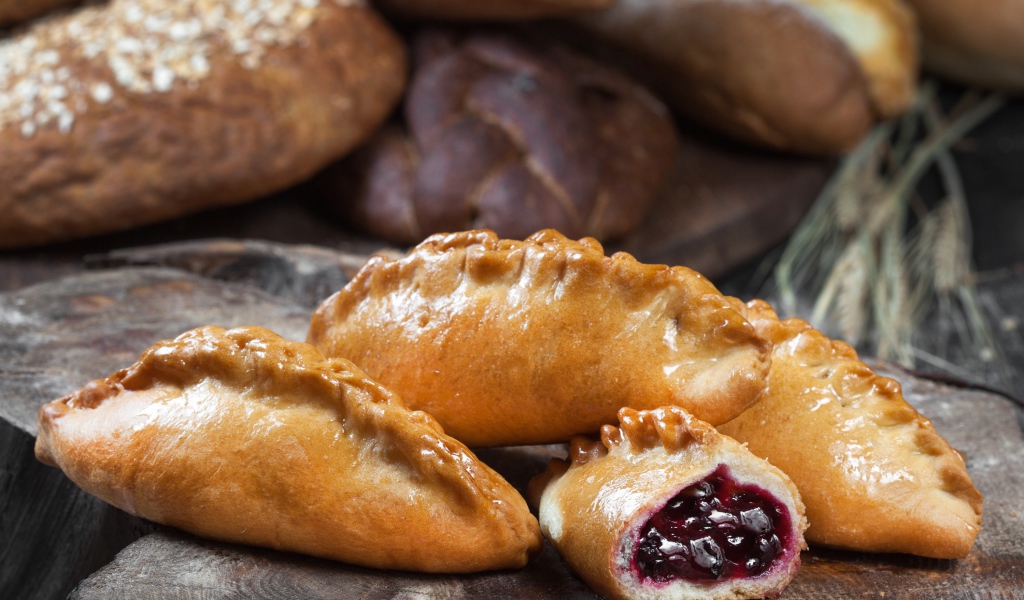 Аппетитные булочки с вишней