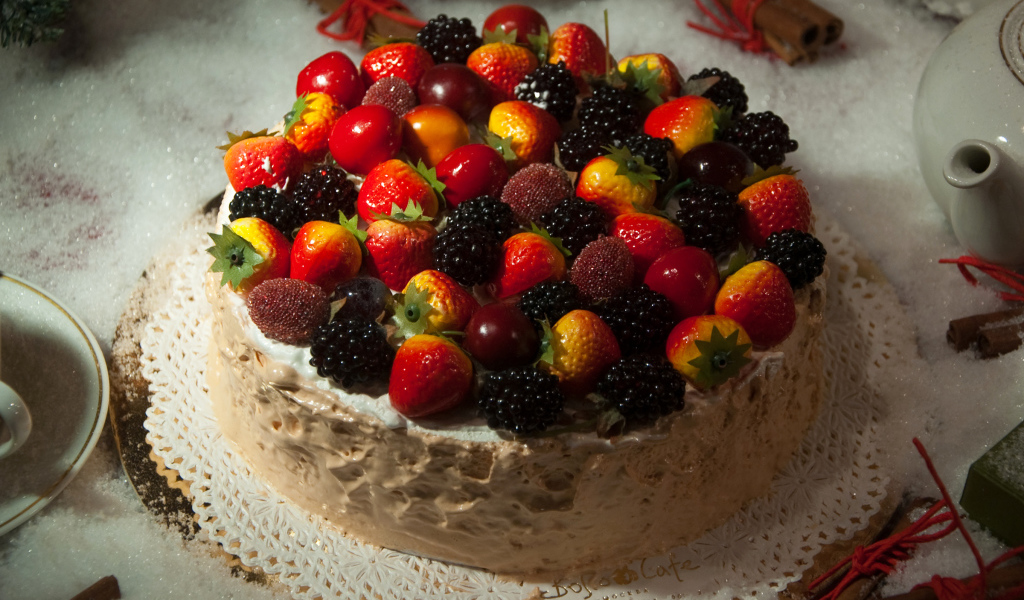 Аппетитный торт с ягодами на столе 