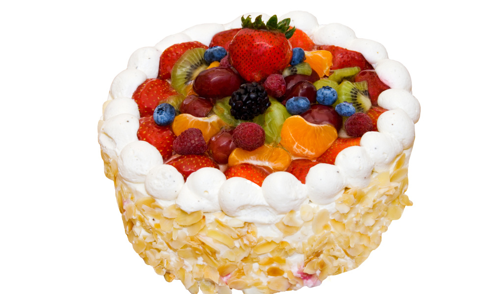 Аппетитный торт с ягодами на белом фоне