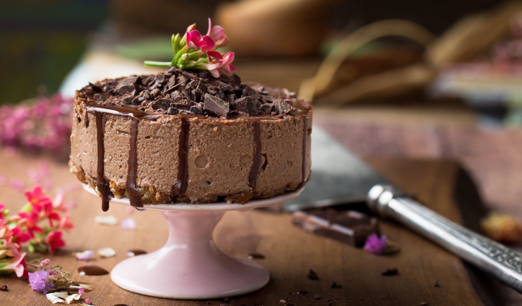 Аппетитное пирожное с кусочками шоколада 