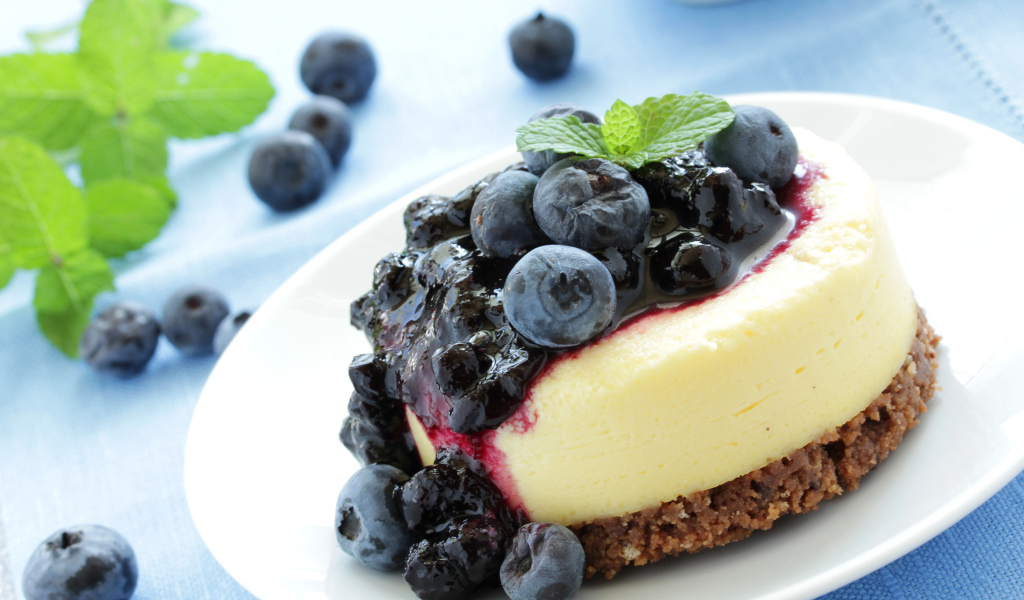 Аппетитное пирожное с джемом и ягодами черники