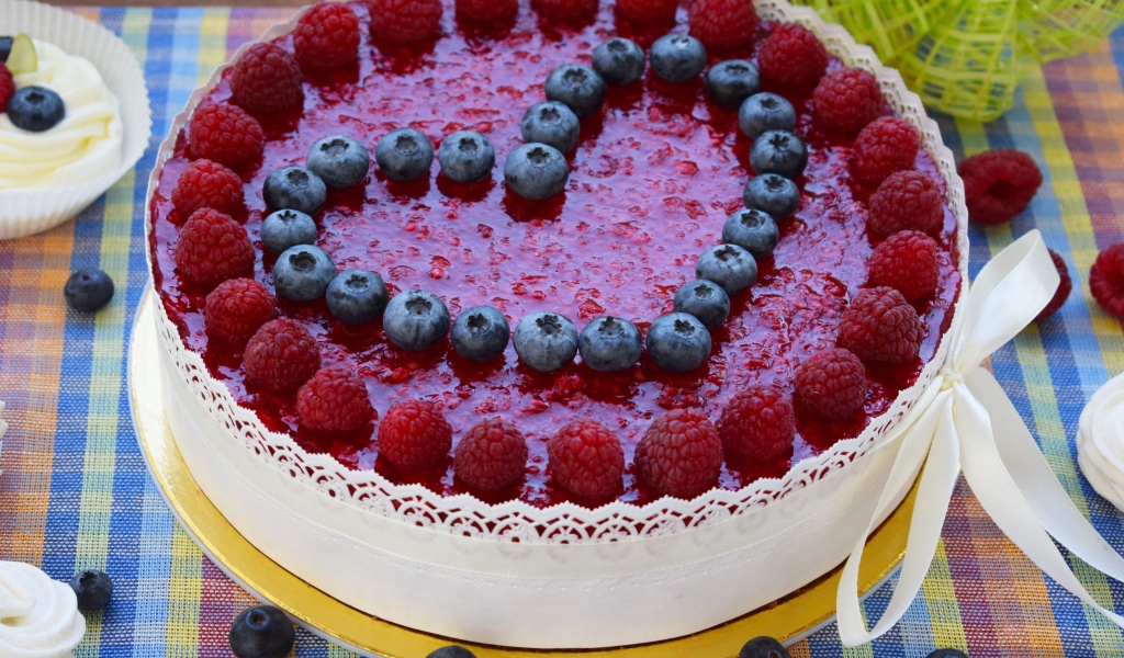 Appetizing cake with raspberries and blueberries