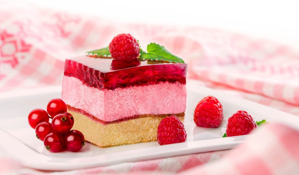 Аппетитное пирожное с суфле и желе с ягодами малины и смородины