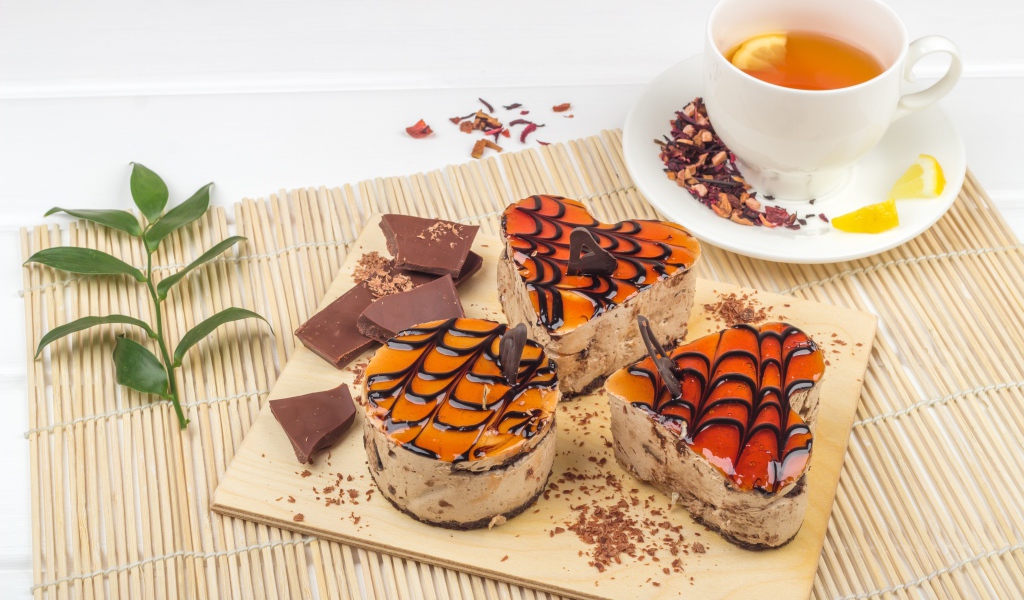 Аппетитные пирожные с чаем на столе