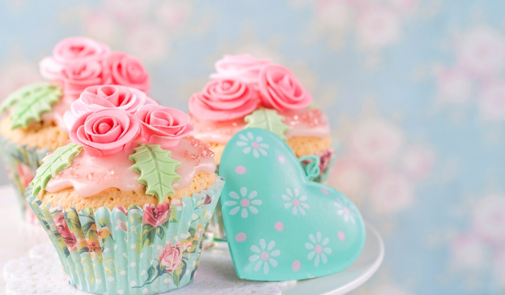 Аппетитные капкейки с розовыми розами из мастики и сердцем
