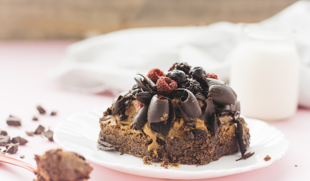 Аппетитный шоколадный десерт брауни с ягодами 