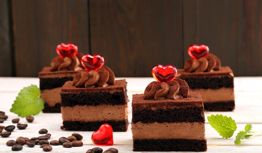 Аппетитные шоколадные пирожные с красными сердечками