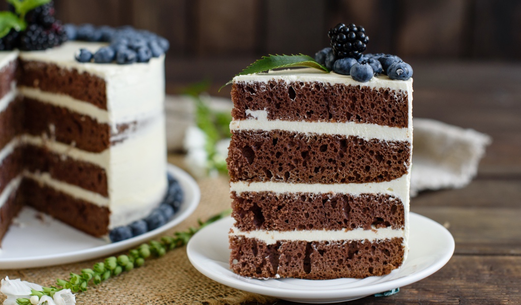 Аппетитный кофейный торт с кремом и ягодами черники и ежевики