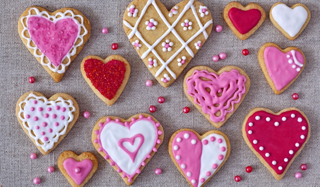 Аппетитное печенье в форме сердечек с глазурью