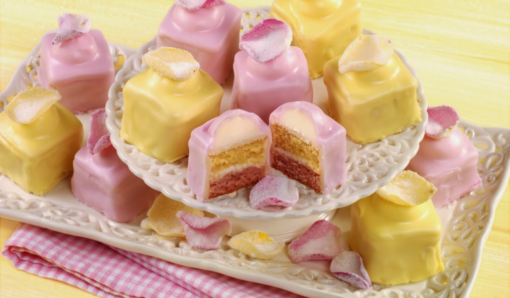 Аппетитное печенье в глазури на столе 