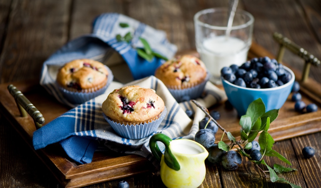 Аппетитные кексы на столе с ягодами терна
