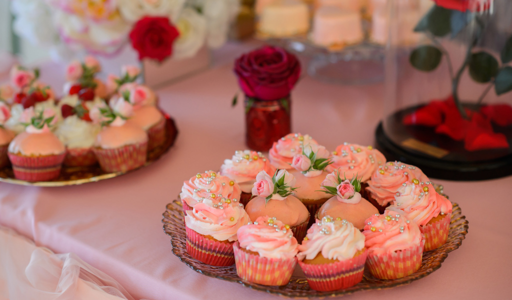 Аппетитные дизайнерские капкейки на столе