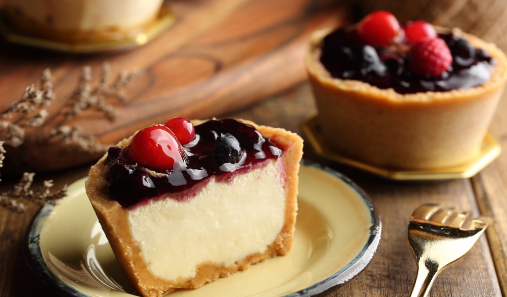 Аппетитный десерт с джемом с ягодами 