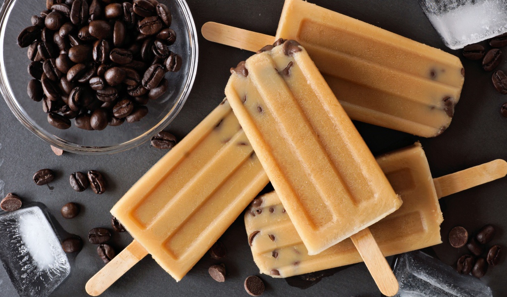 Аппетитное фруктовое мороженое с кофейными зернами