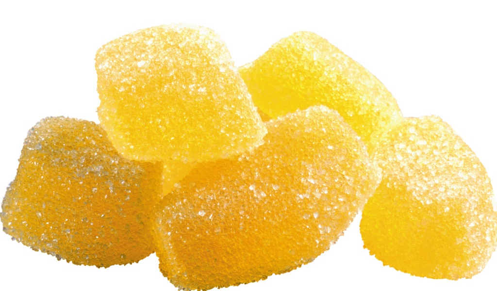 Аппетитный  мармелад в сахаре на белом фоне